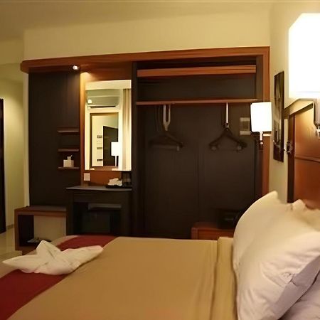 Travello Hotel Manado Bagian luar foto