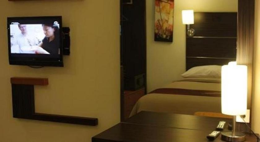 Travello Hotel Manado Bagian luar foto