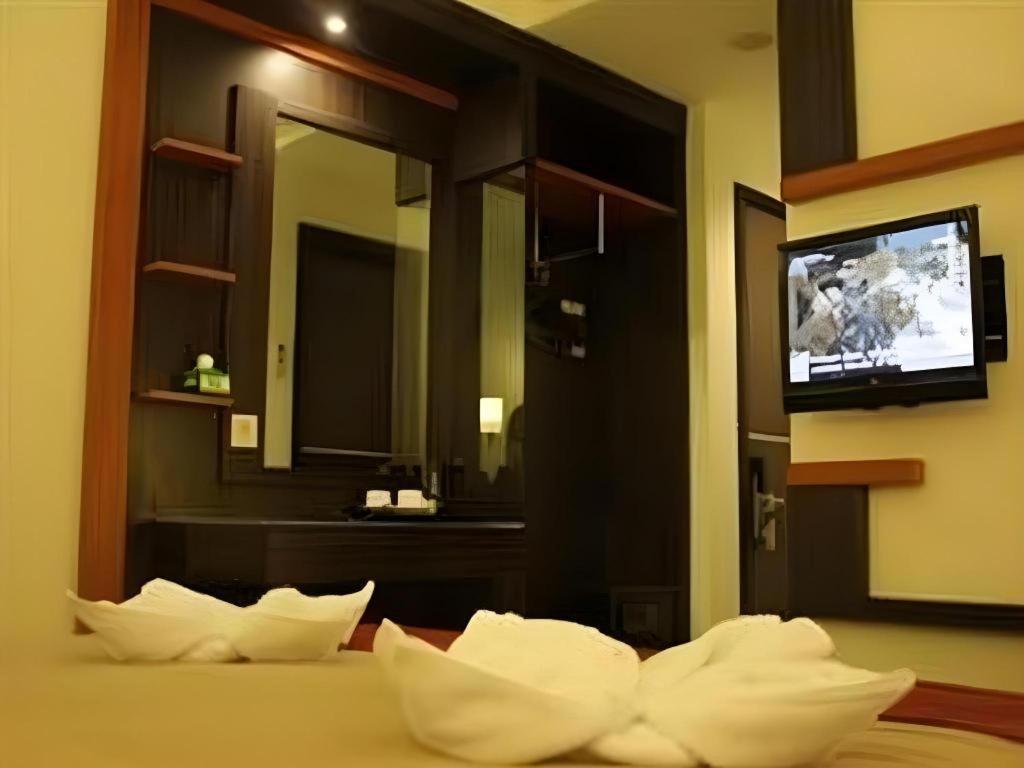 Travello Hotel Manado Bagian luar foto