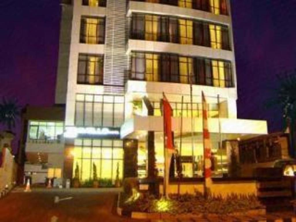 Travello Hotel Manado Bagian luar foto