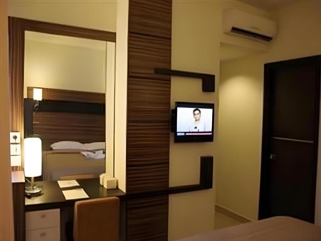 Travello Hotel Manado Bagian luar foto