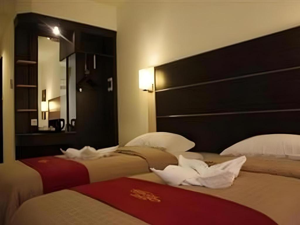 Travello Hotel Manado Bagian luar foto