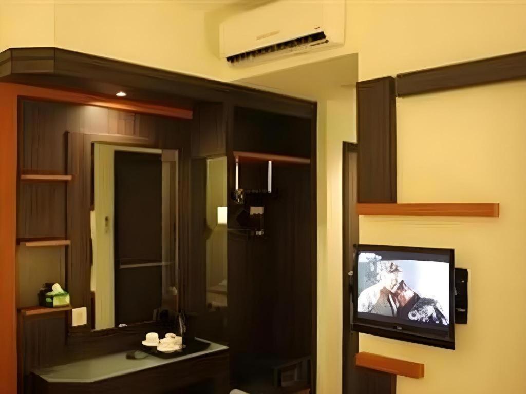 Travello Hotel Manado Bagian luar foto