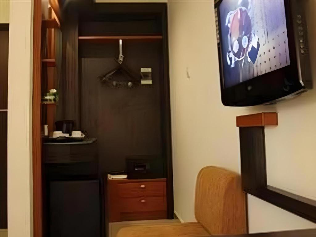 Travello Hotel Manado Bagian luar foto
