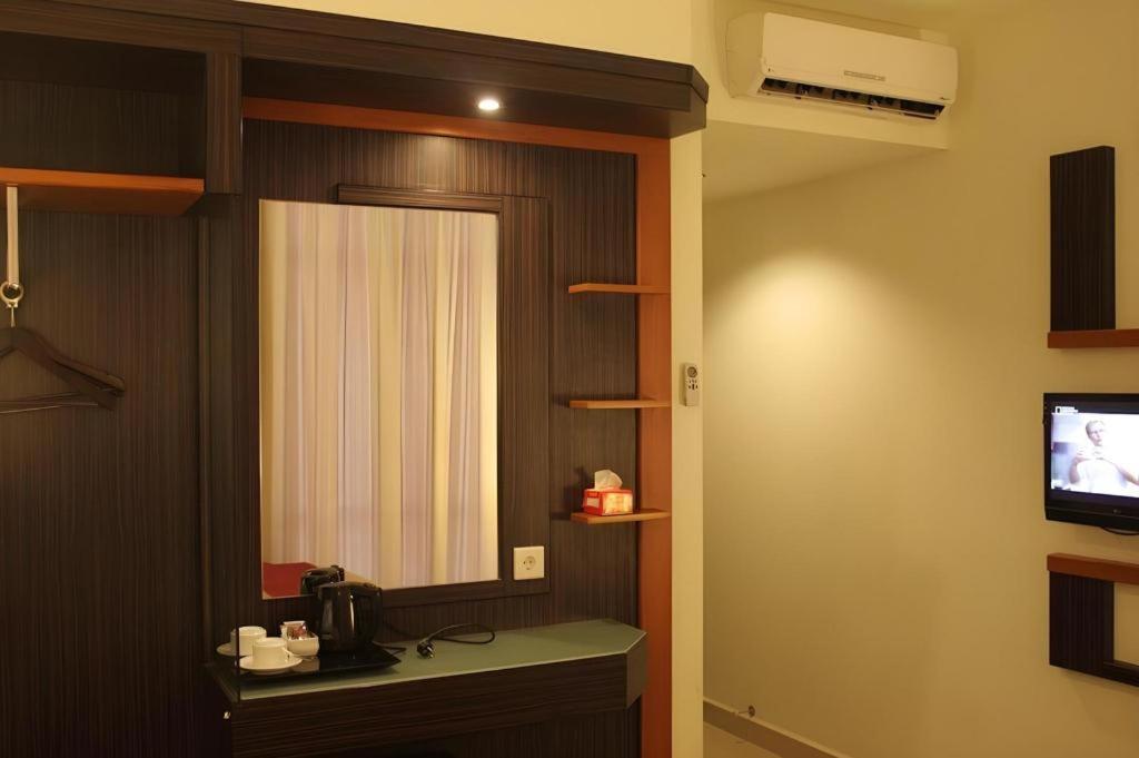 Travello Hotel Manado Bagian luar foto