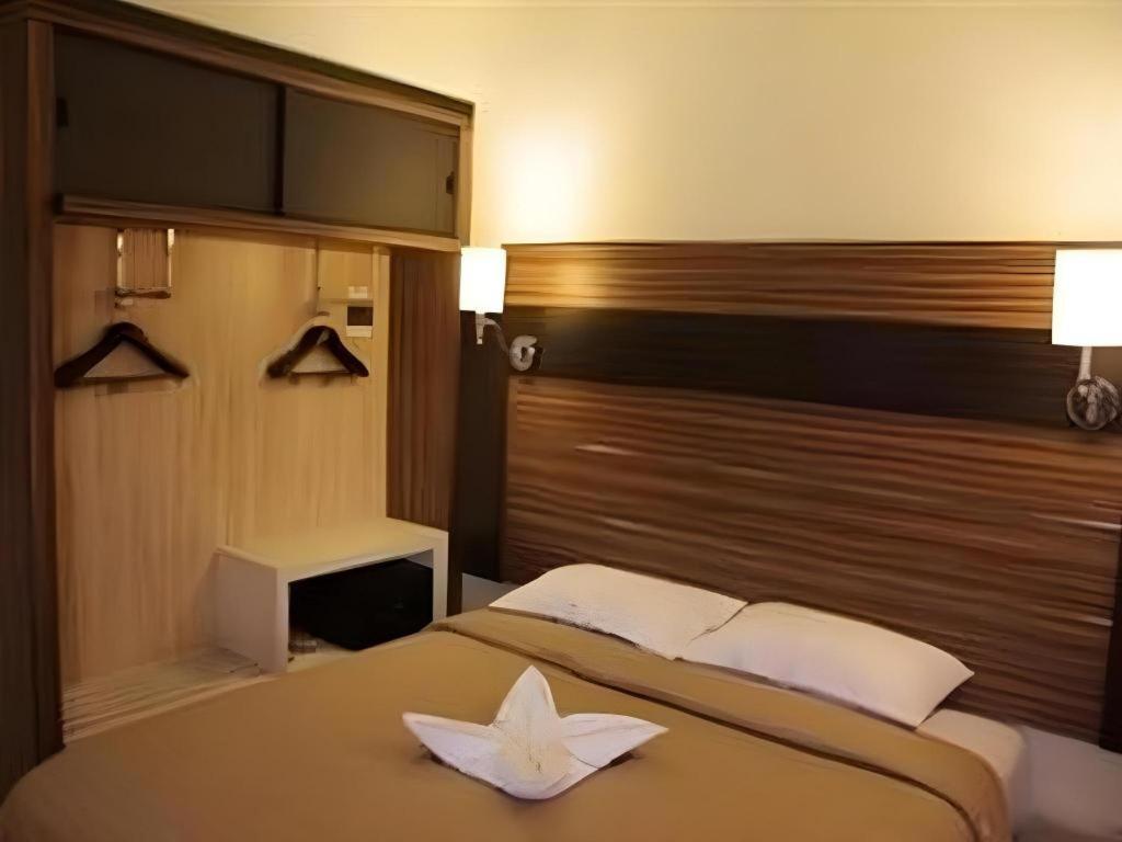 Travello Hotel Manado Bagian luar foto