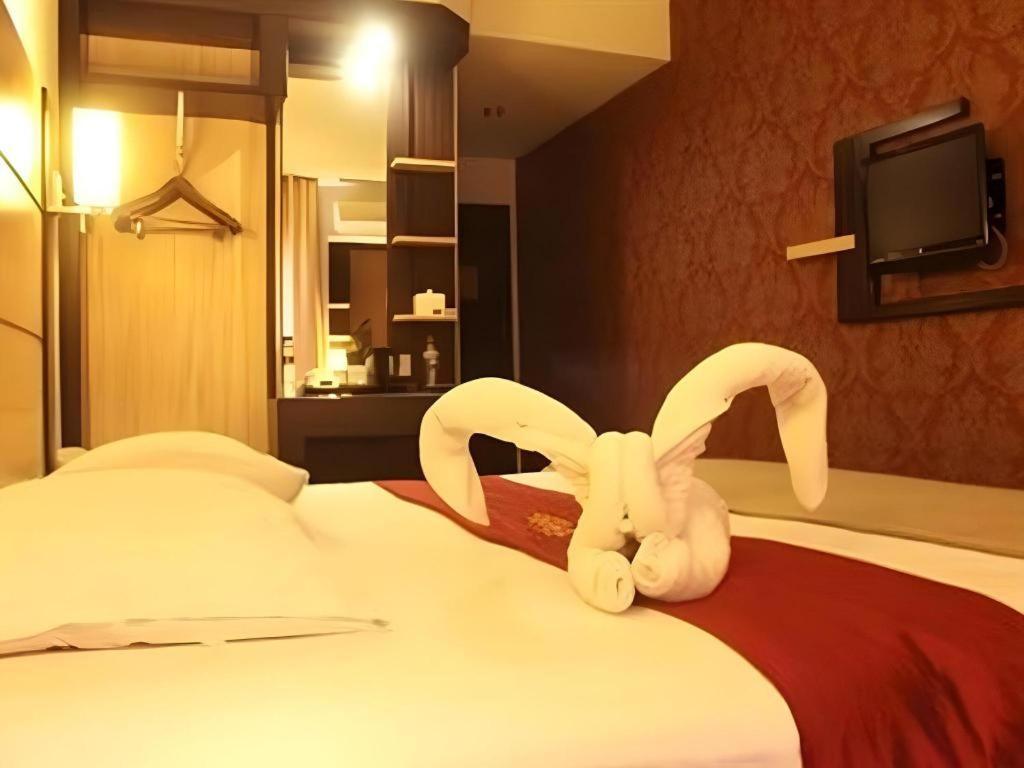 Travello Hotel Manado Bagian luar foto