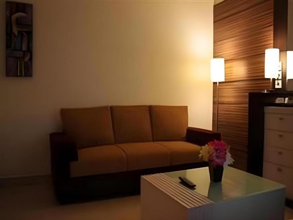 Travello Hotel Manado Bagian luar foto