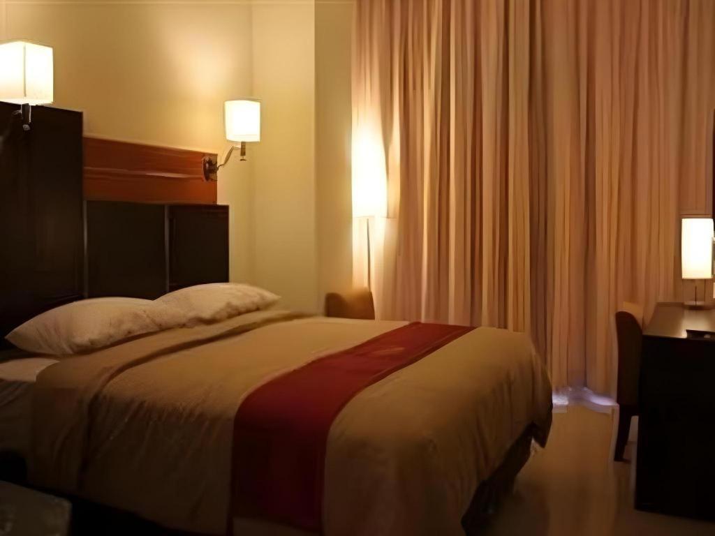 Travello Hotel Manado Bagian luar foto