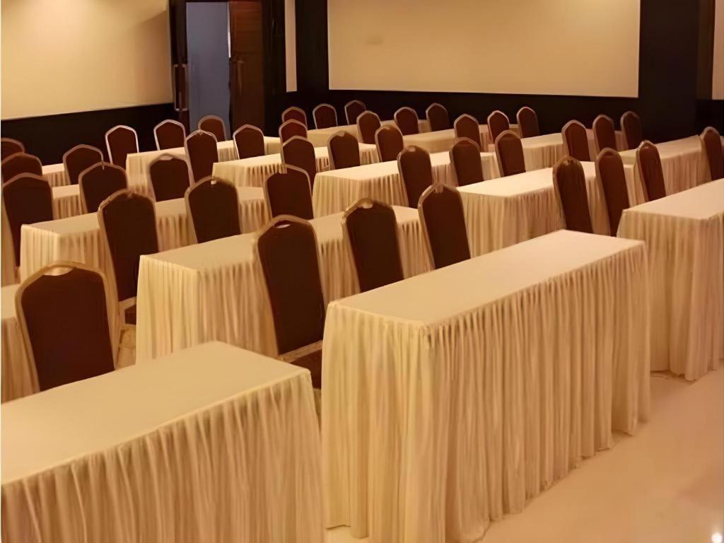 Travello Hotel Manado Bagian luar foto
