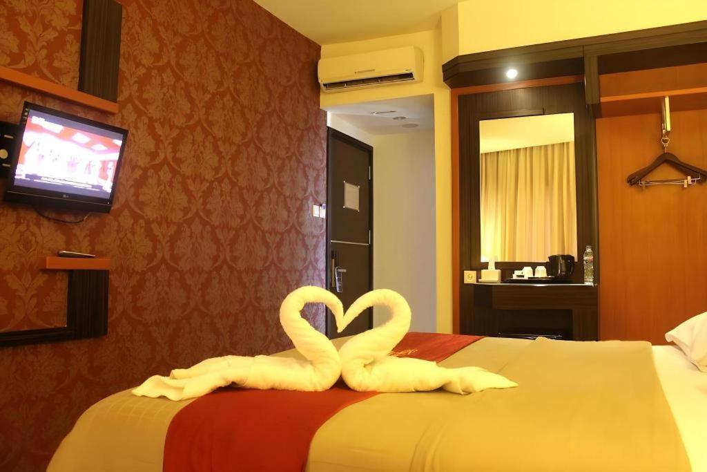 Travello Hotel Manado Bagian luar foto