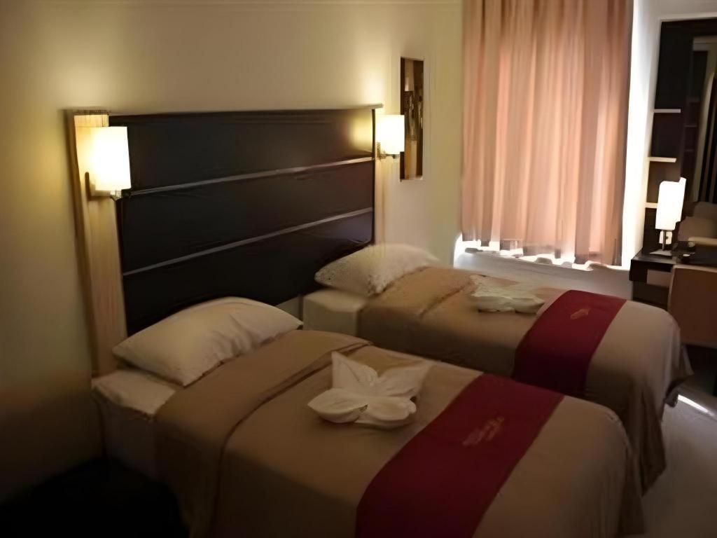 Travello Hotel Manado Bagian luar foto