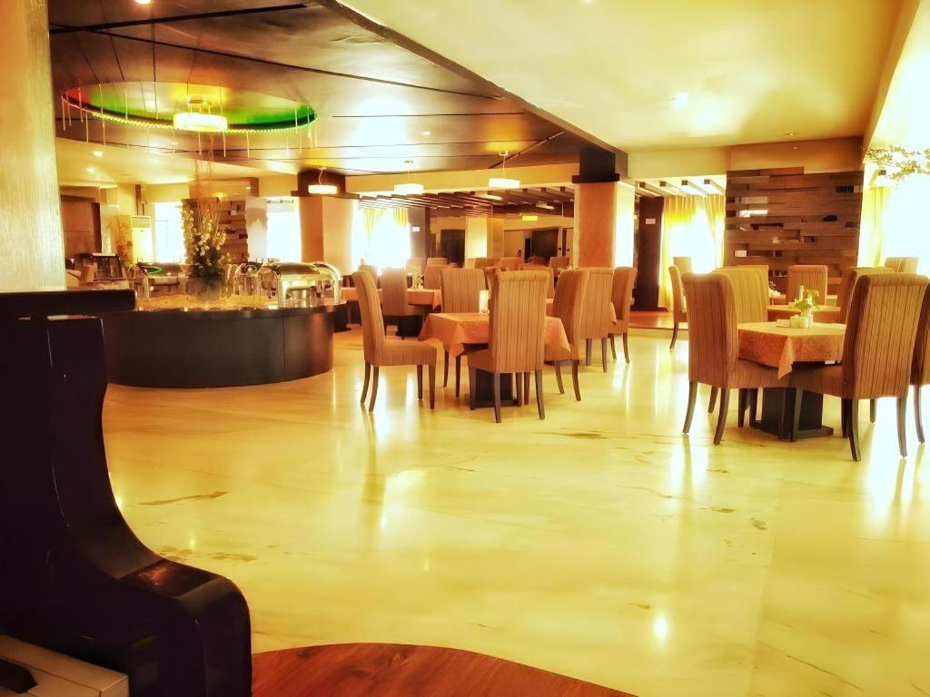 Travello Hotel Manado Bagian luar foto