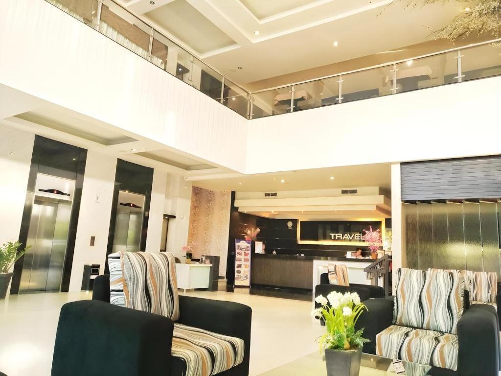 Travello Hotel Manado Bagian luar foto