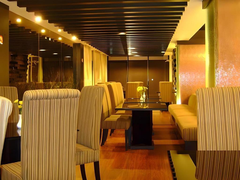 Travello Hotel Manado Bagian luar foto