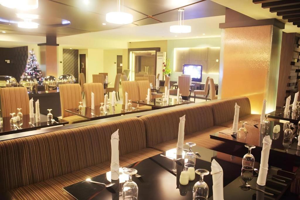 Travello Hotel Manado Bagian luar foto
