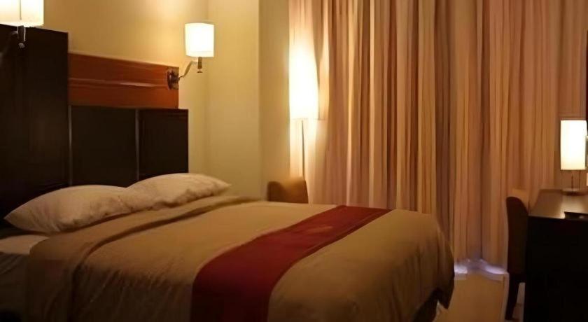 Travello Hotel Manado Bagian luar foto