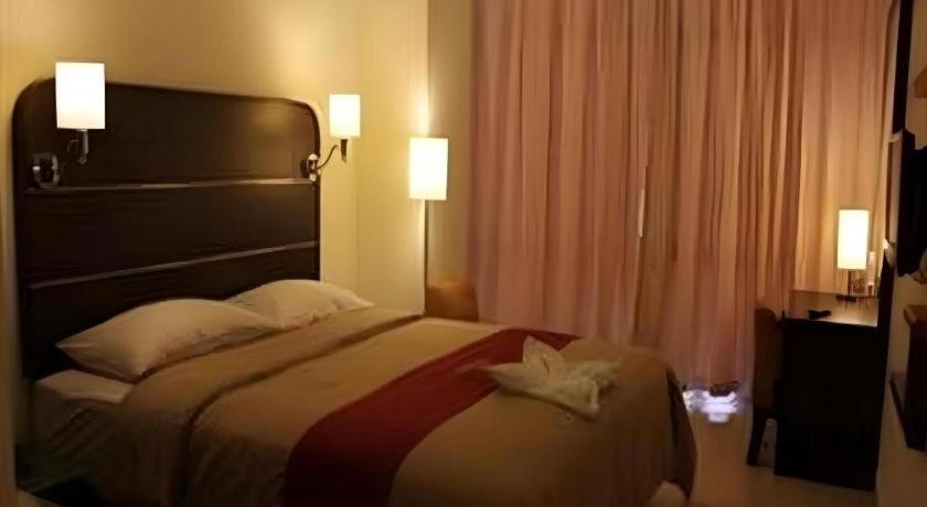 Travello Hotel Manado Bagian luar foto
