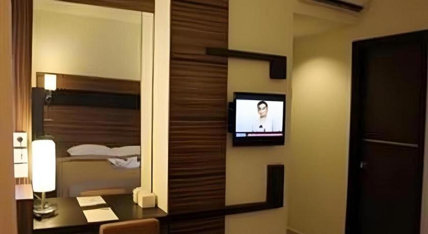 Travello Hotel Manado Bagian luar foto