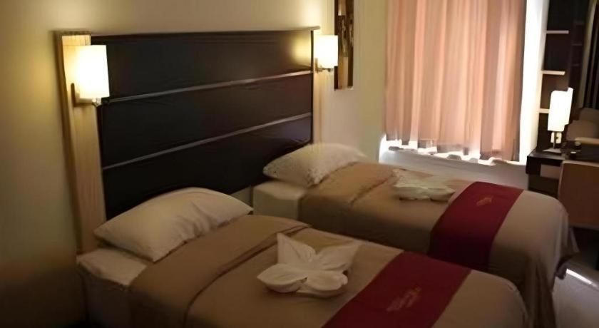 Travello Hotel Manado Bagian luar foto