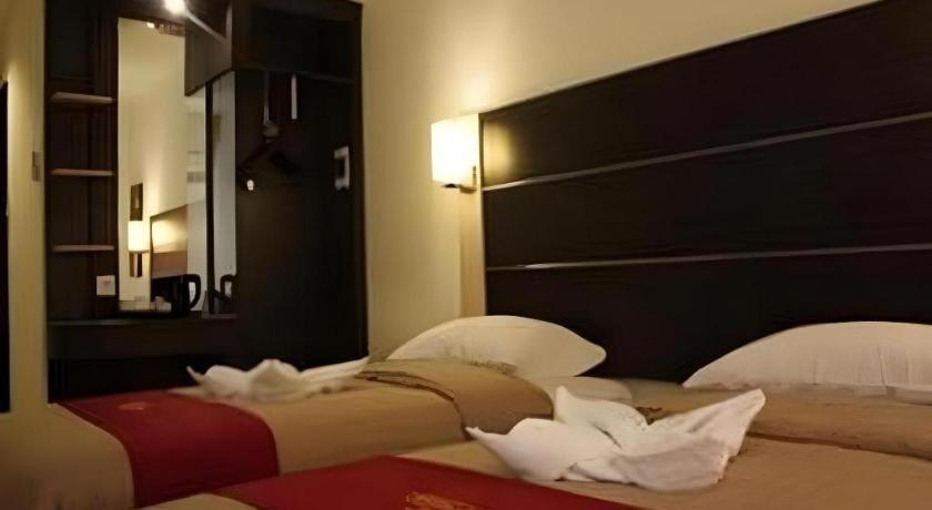 Travello Hotel Manado Bagian luar foto