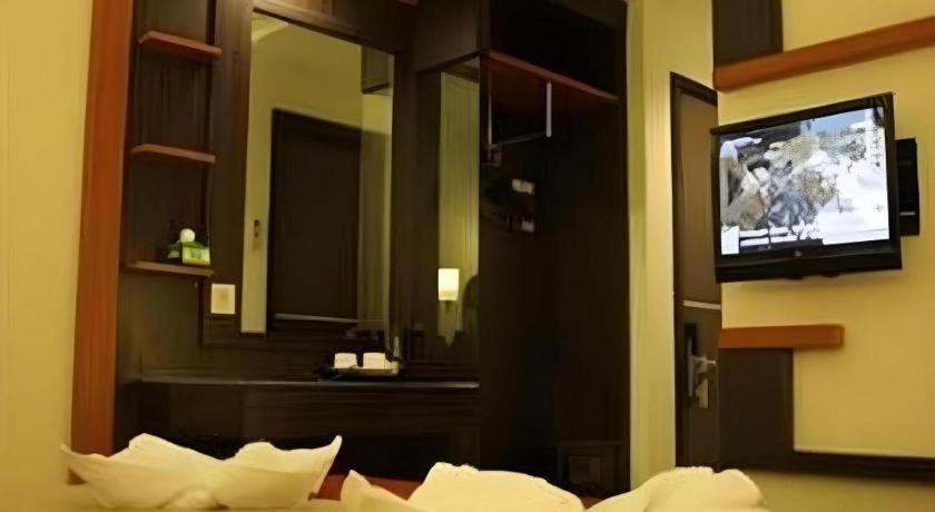 Travello Hotel Manado Bagian luar foto