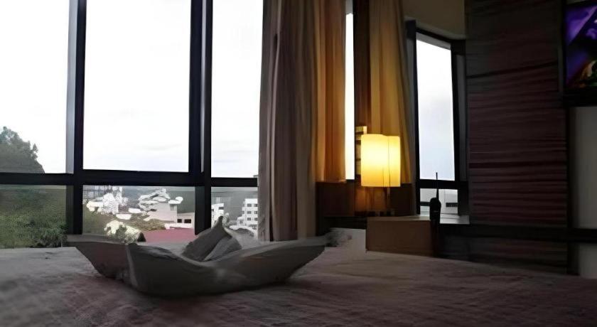 Travello Hotel Manado Bagian luar foto