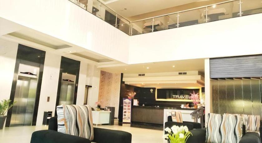 Travello Hotel Manado Bagian luar foto