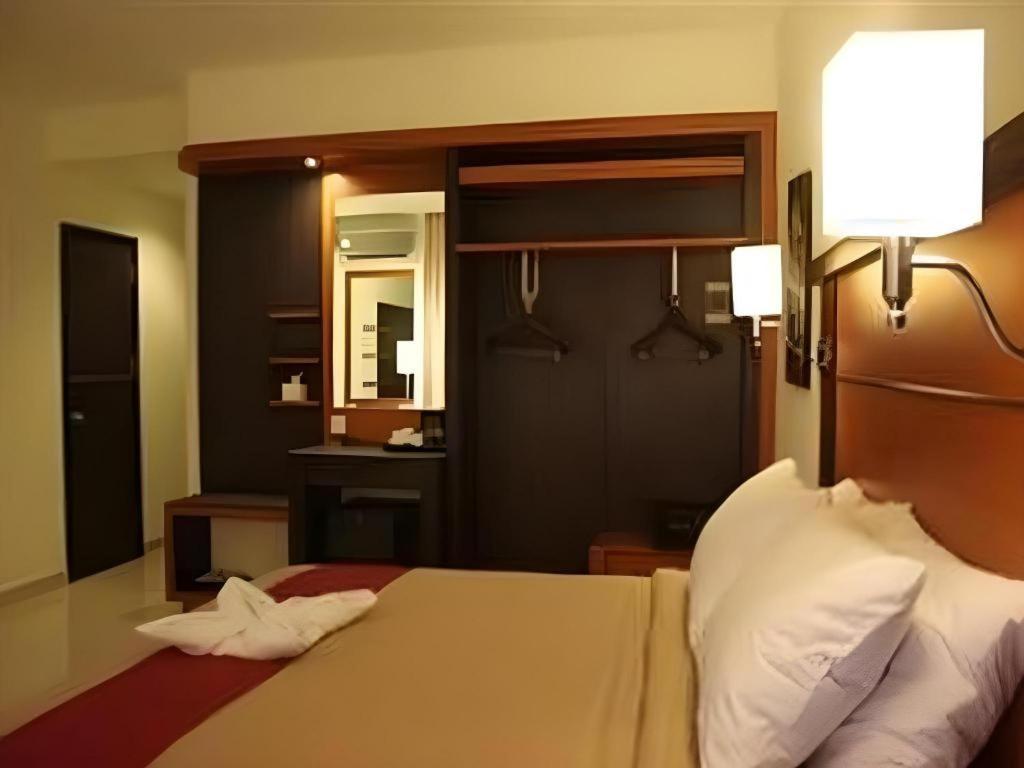 Travello Hotel Manado Bagian luar foto