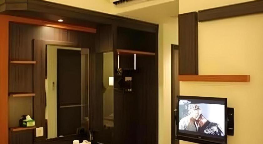 Travello Hotel Manado Bagian luar foto