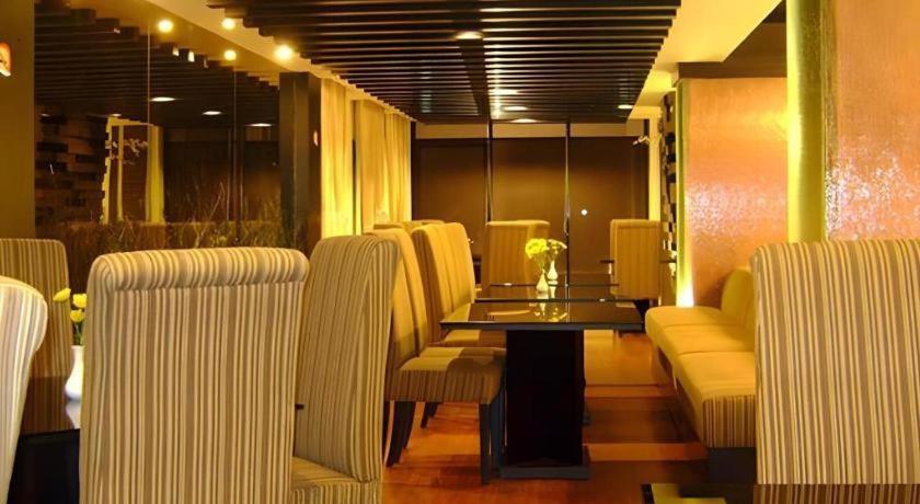Travello Hotel Manado Bagian luar foto