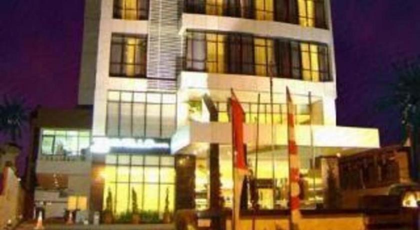 Travello Hotel Manado Bagian luar foto