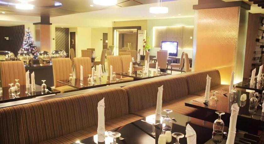 Travello Hotel Manado Bagian luar foto