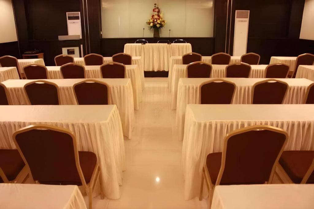 Travello Hotel Manado Bagian luar foto