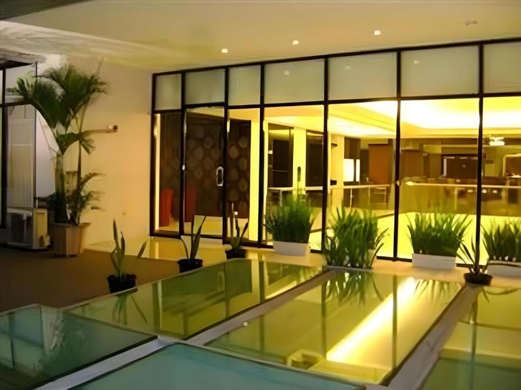 Travello Hotel Manado Bagian luar foto