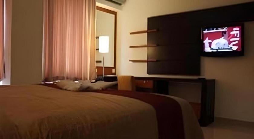 Travello Hotel Manado Bagian luar foto