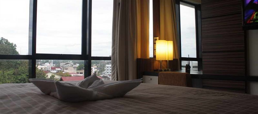 Travello Hotel Manado Bagian luar foto